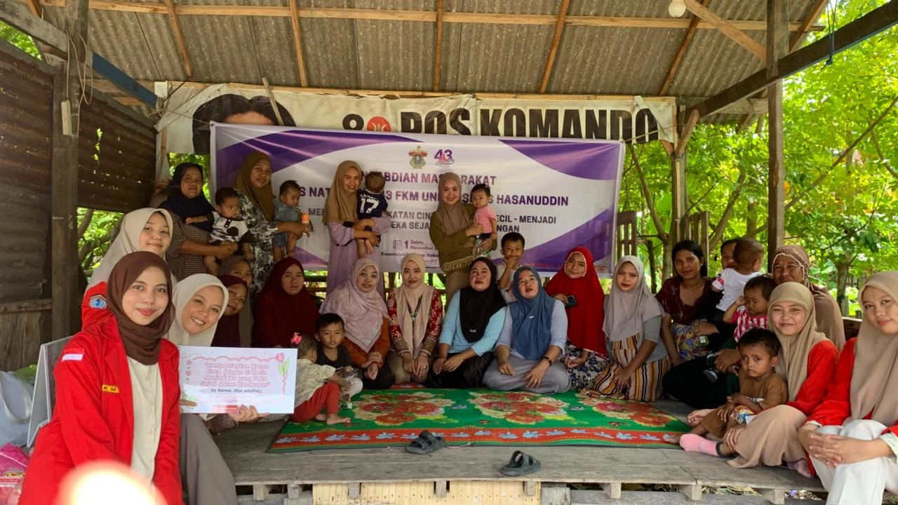 Tim Departemen Biostatistik/Kependudukan dan Keluarga Berencana (KKB) FKM Universitas Hasanuddin bersama para ibu hamil dan menyusui di Desa Laikang, Kecamatan Laikang, Kabupaten Takalar, usai mengikuti sesi edukasi pola asuh responsif dalam rangka Dies Natalis ke-43 FKM Unhas, Sabtu (1/11/2025).